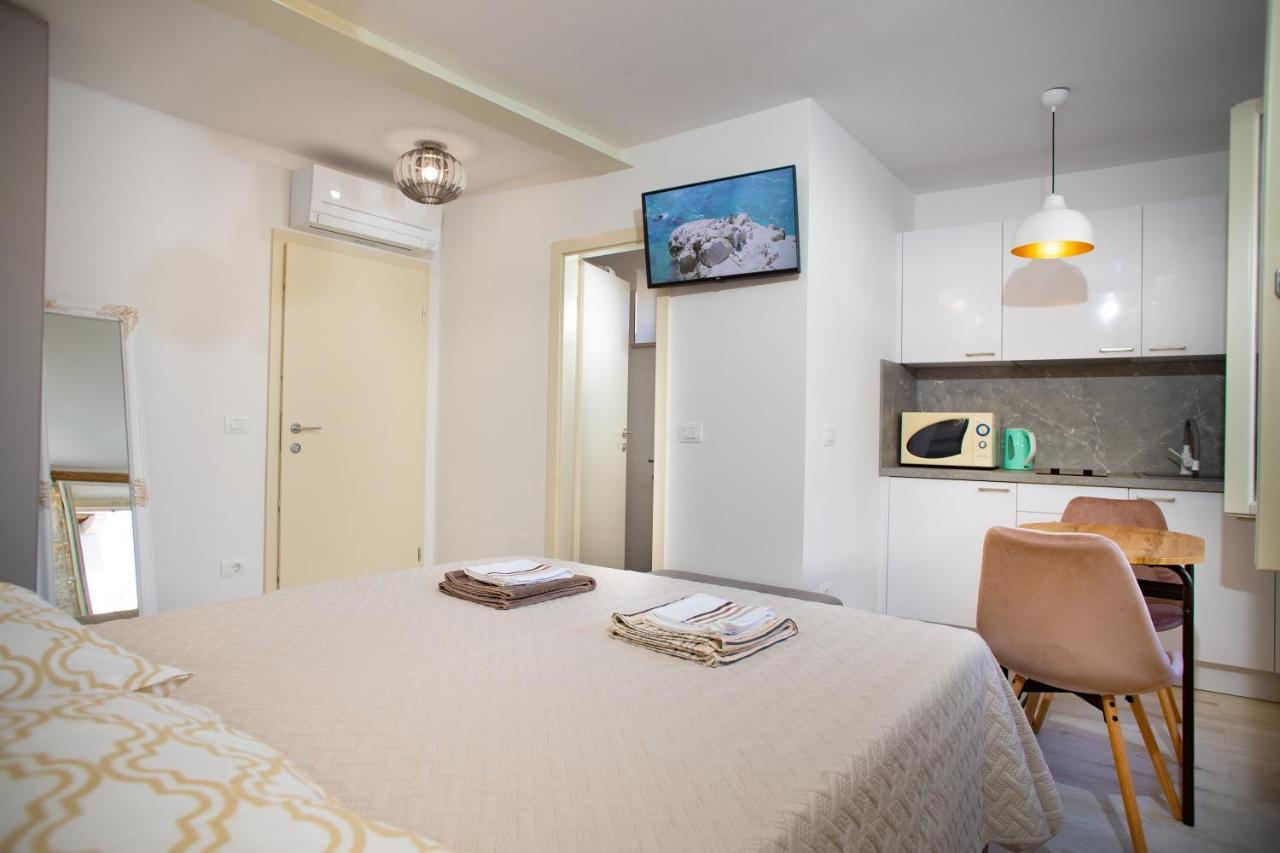 Apartments And Rooms Luan Ровин Екстериор снимка