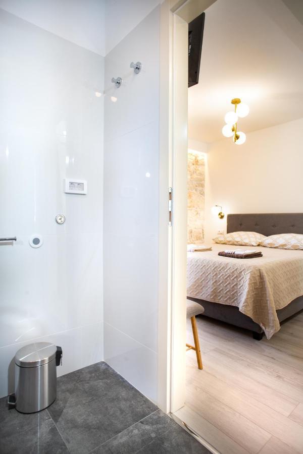 Apartments And Rooms Luan Ровин Екстериор снимка