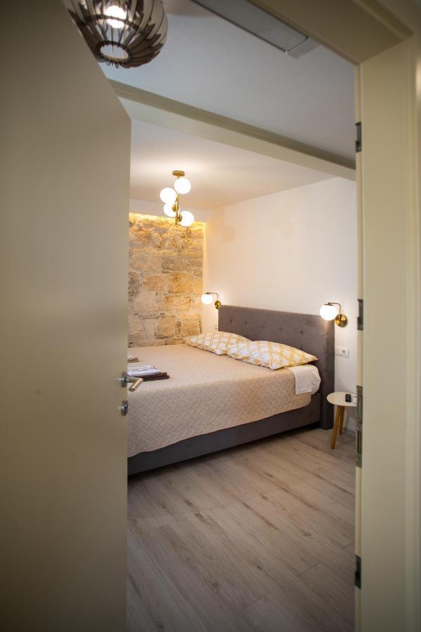 Apartments And Rooms Luan Ровин Екстериор снимка